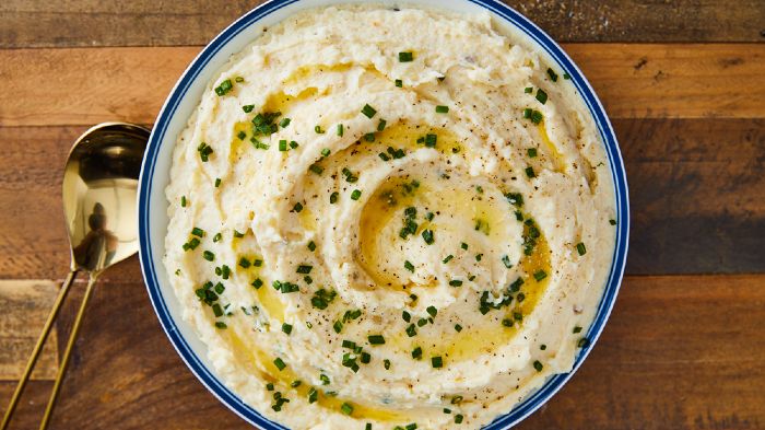 Horseradish Sour Cream Mashed Potatoes - vegetarian side dishes for thanksgiving